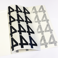 Klistermärksark med svart nummer 4